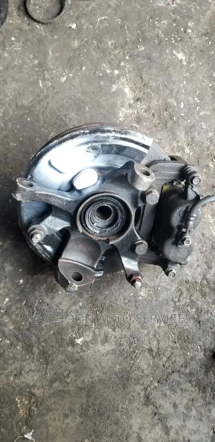 Nissan Hardbody Front Hub