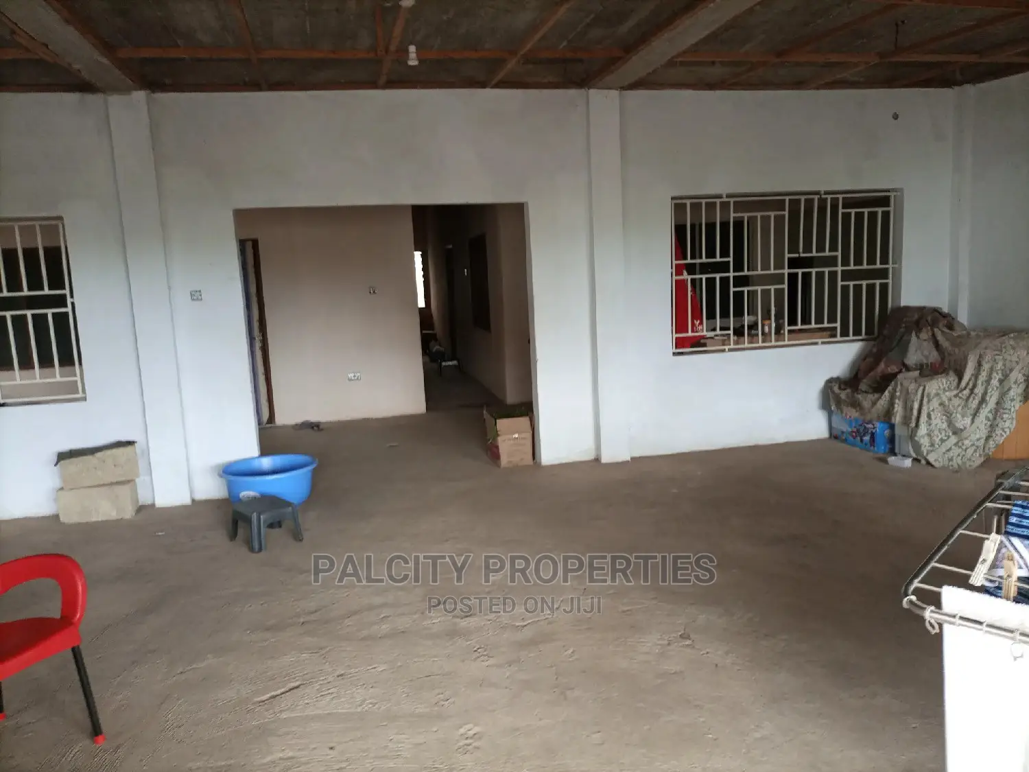 Seventeen (17) Bedrooms House for Sale in Santasi