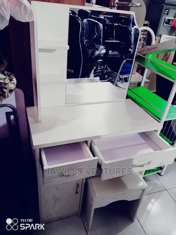 Creamy Dressing Mirror