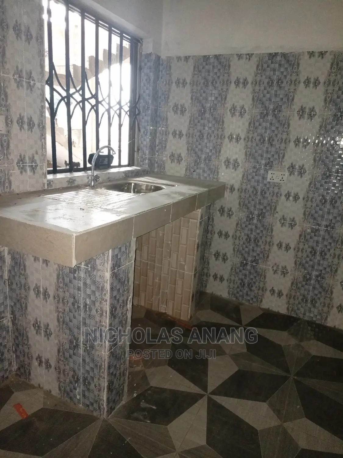 1bdrm House in New Town for Rent