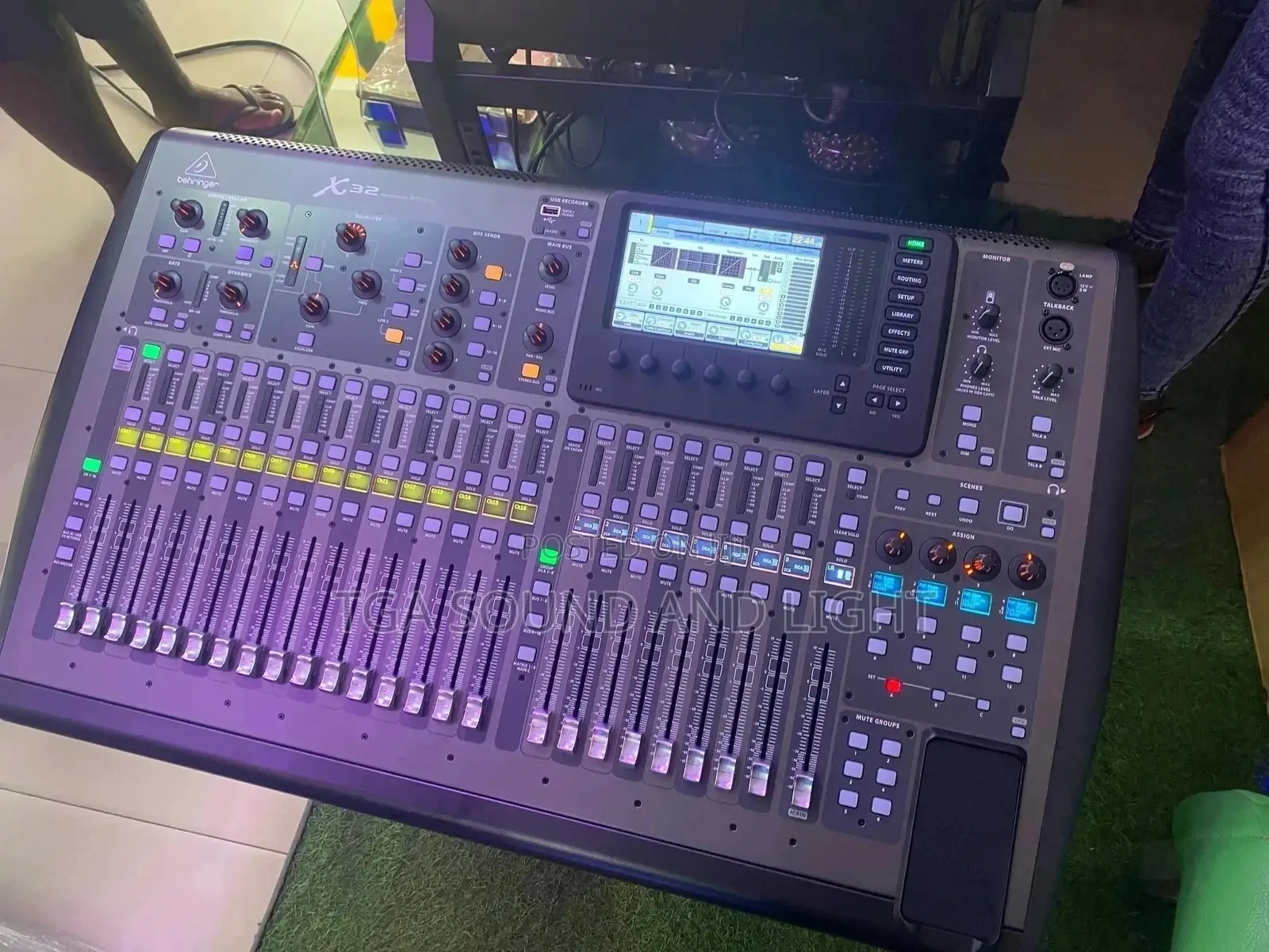 Behringer 40-Input 25-Bus Digital Mixing Console, Black(X32)