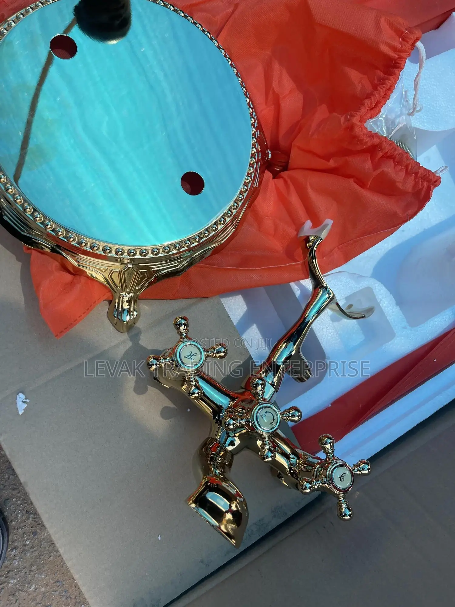 Queen’S Bathtub- Gold Bath - Gold Bathtub