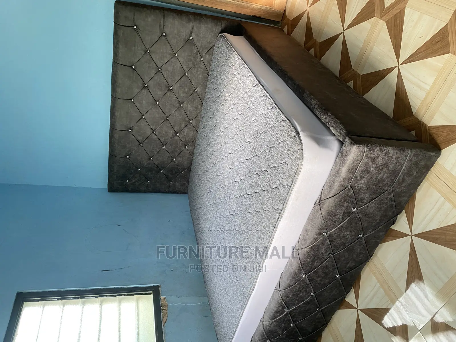 Modernized Executive Queen Size Bed With Mattress .