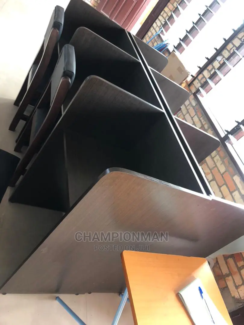 Libera Desk With Chairs