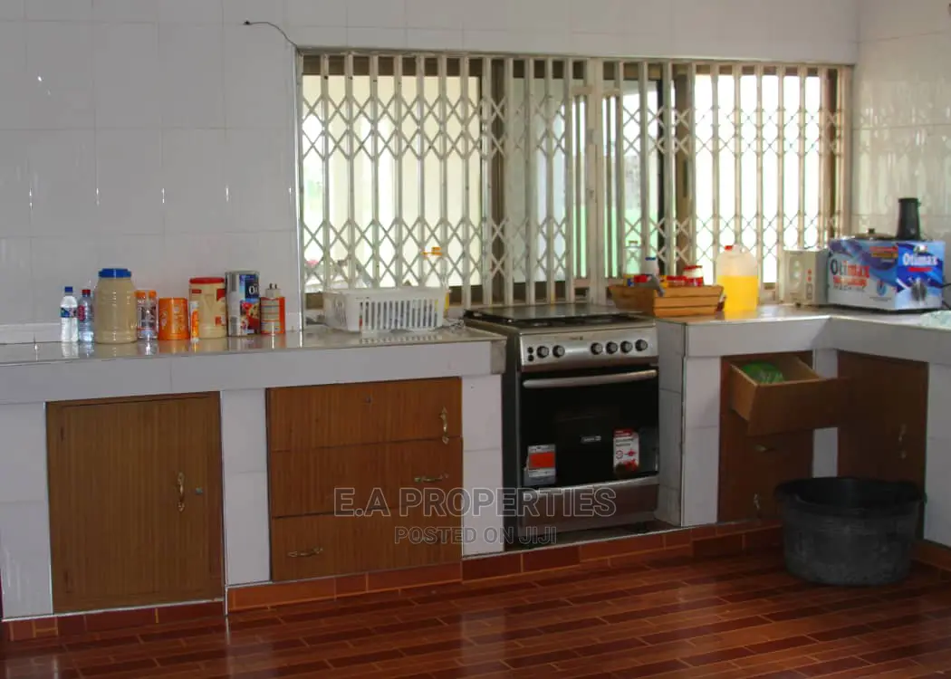 6bdrm House in E a Properties, Accra Metropolitan for Sale