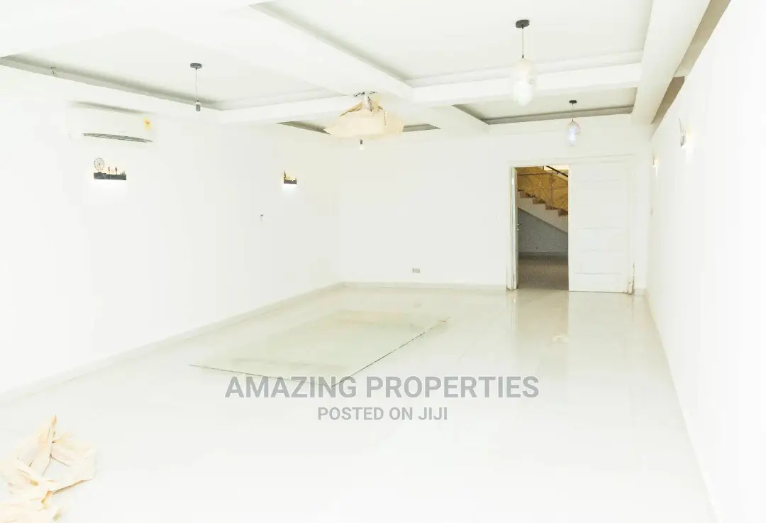 For Sale 10 Bed House Boy'quarter Swimmingpool Adjiringanor