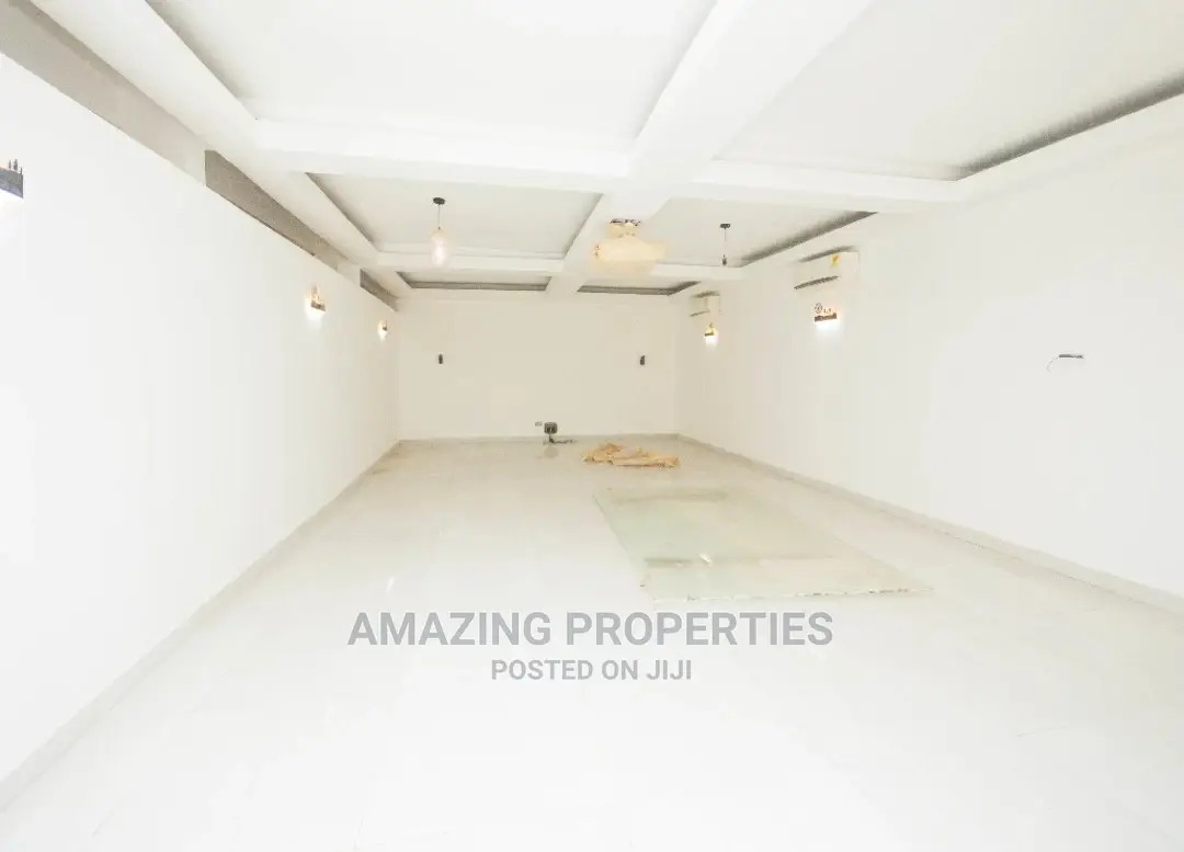 For Sale 10 Bed House Boy'quarter Swimmingpool Adjiringanor