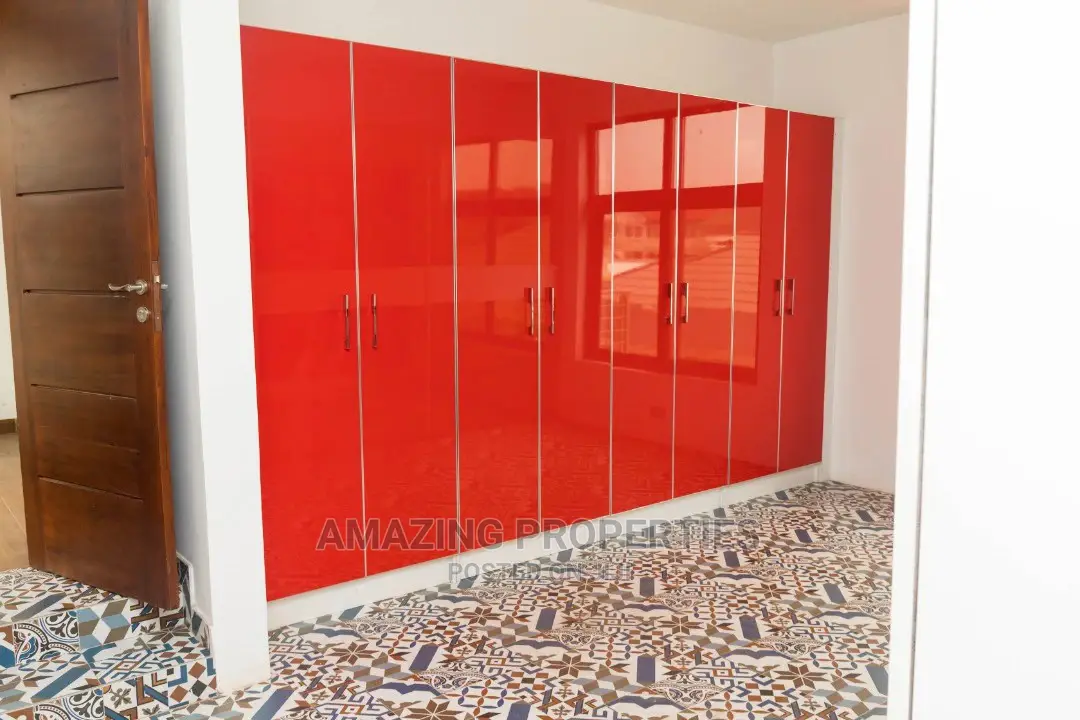 For Sale 10 Bed House Boy'quarter Swimmingpool Adjiringanor