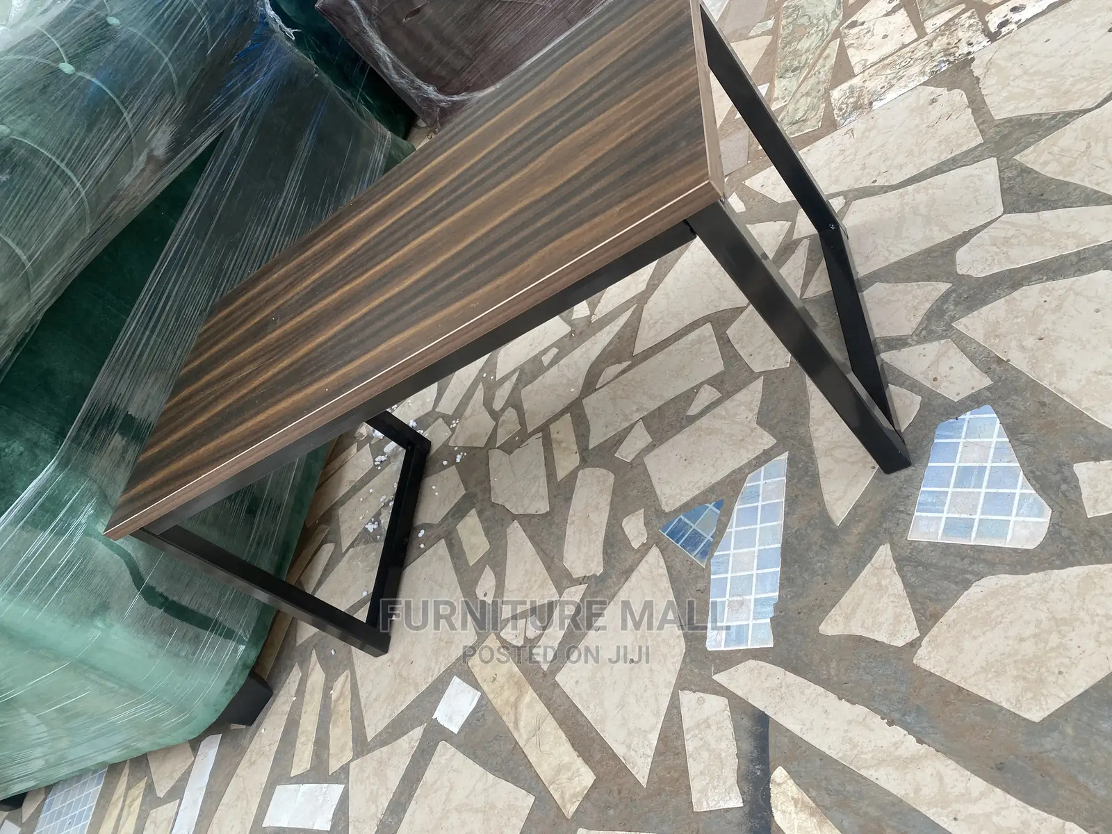 Quality Cofe/Centr Table With Metal Legs. Free Delivery