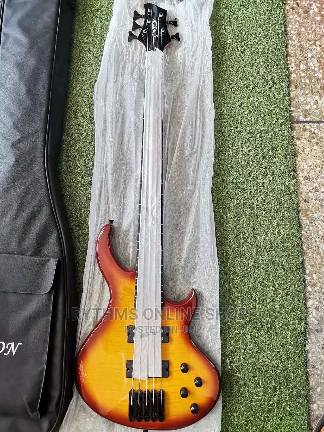 Bass Guitar 5strings (Givson B-555)