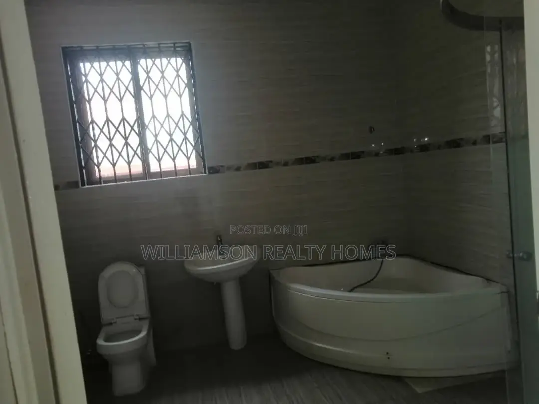 4bdrm Mansion in Community 18, Spintex for sale