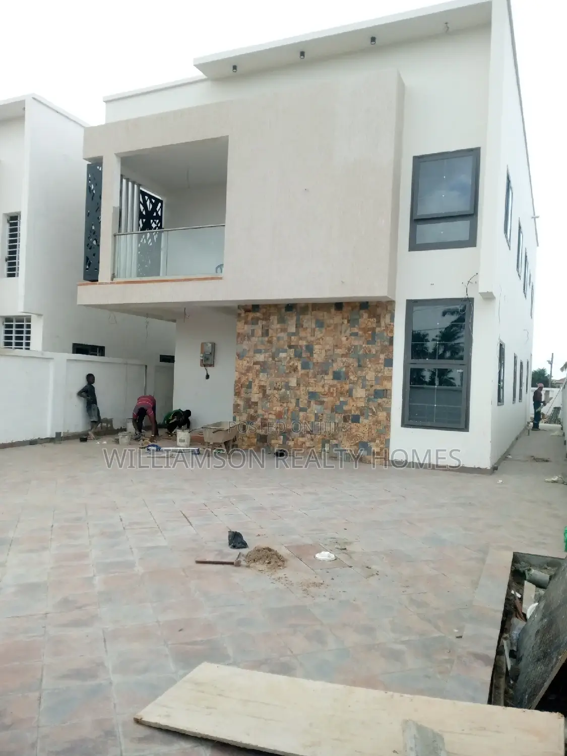 4bdrm Mansion in Community 18, Spintex for sale