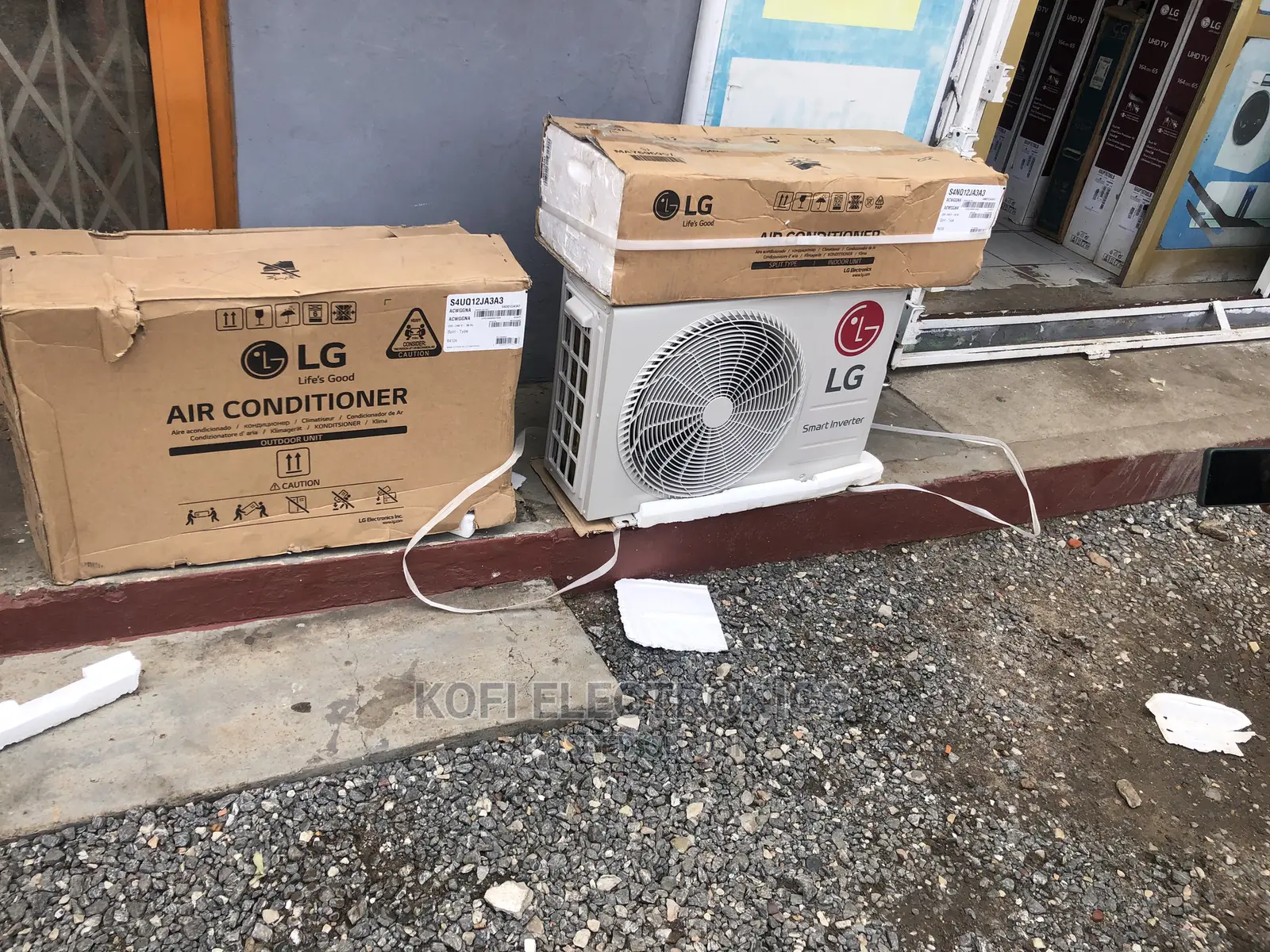 White LG S4-Q12ja3a3 Smart Inverter 1.5 HP Air Conditioner