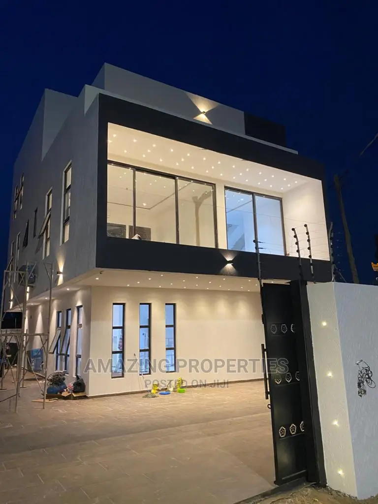 4bdrm House in Adjinganor, Adjiriganor for Sale