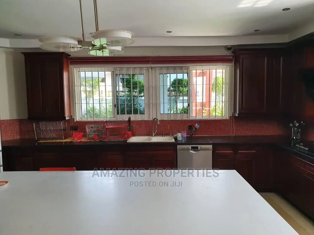 5bdrm House in Airport Hills for Sale