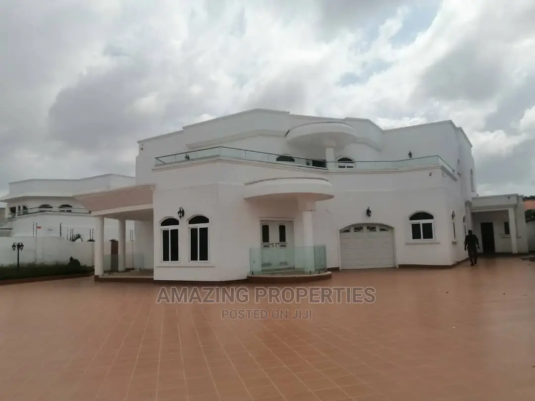 5bdrm House in 5 Bedrooms Self for Sale