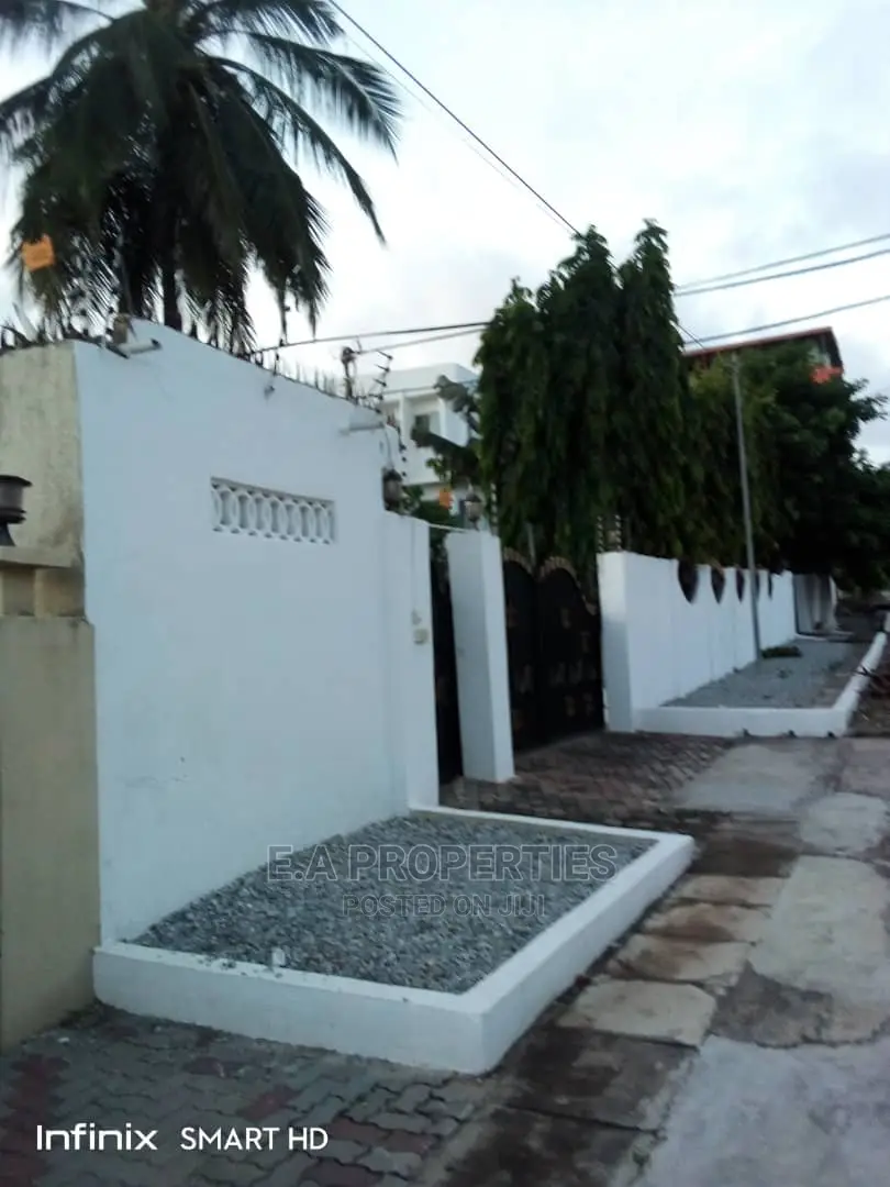 10bdrm Mansion in E a Properties, School Complex Area for Sale
