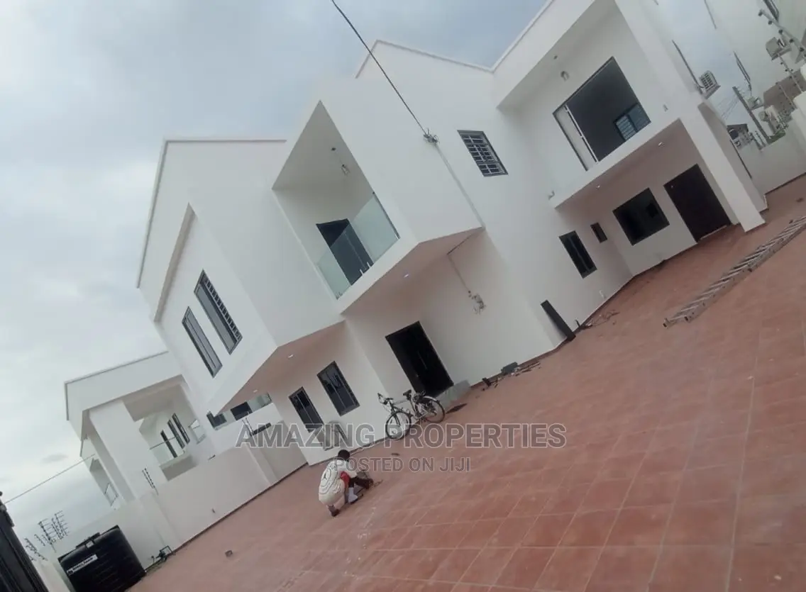 4bdrm House in Lake Side Estate for Sale