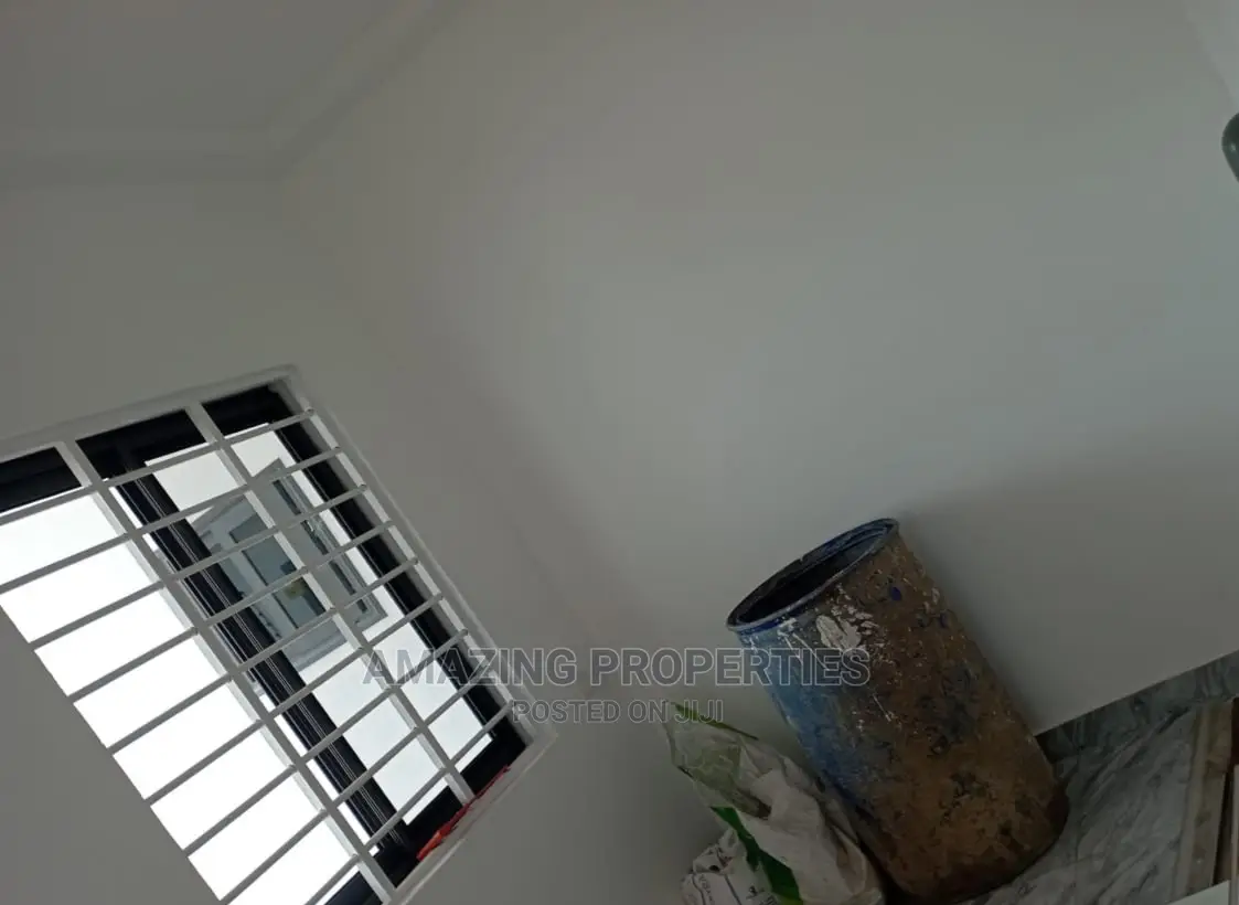 4bdrm House in Lake Side Estate for Sale
