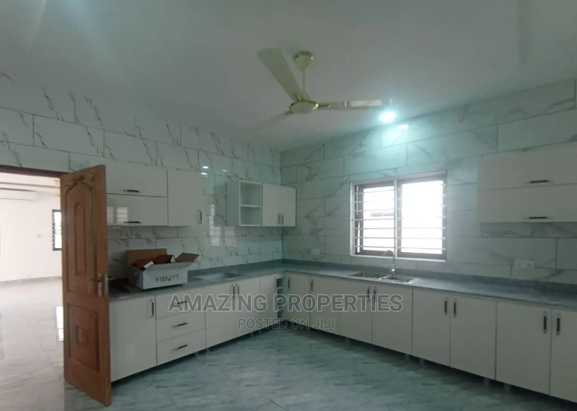 4bdrm House in Lake Side Estate for Sale