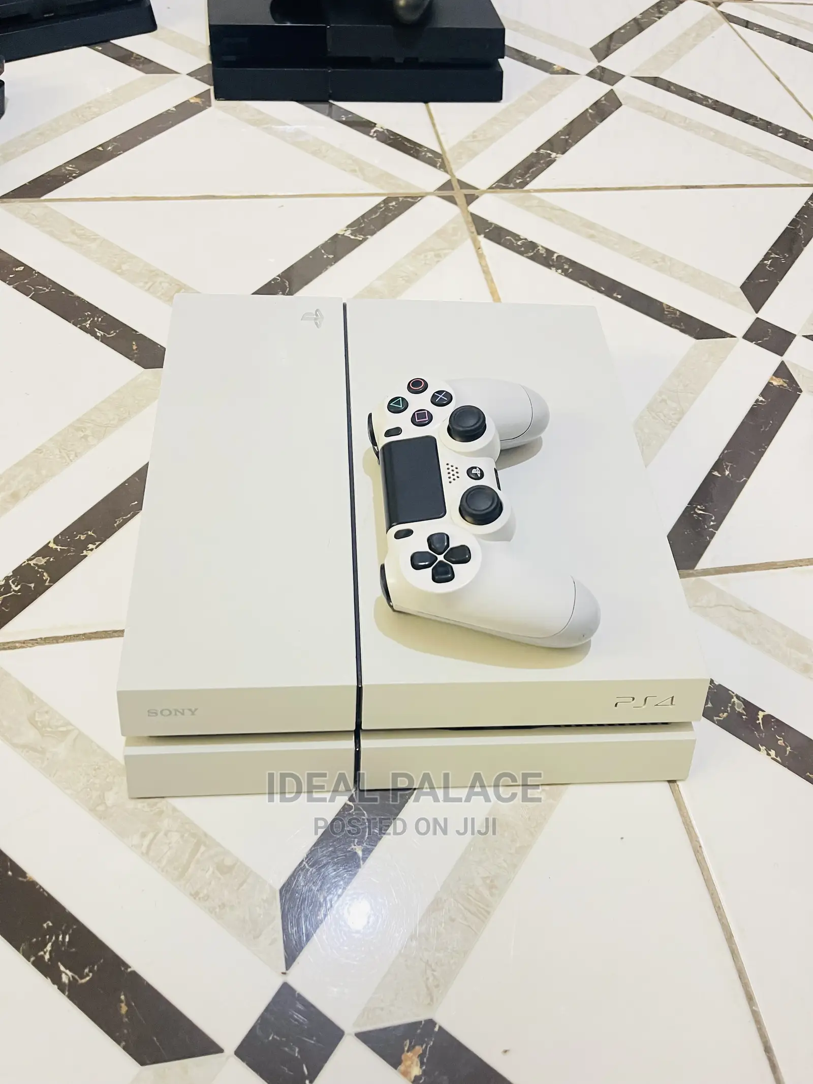 Playstation 4 Standard Limited White Edition