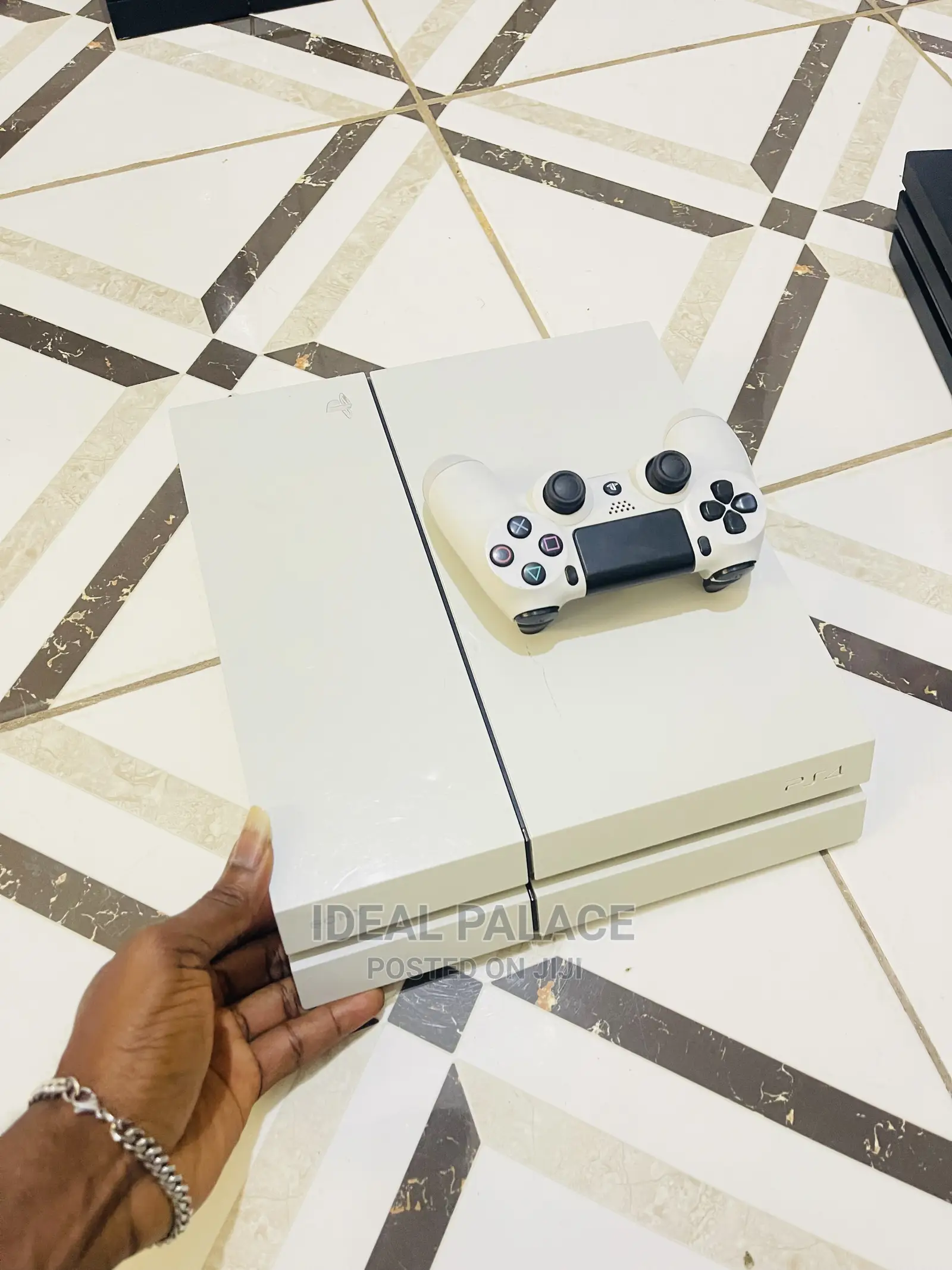 Playstation 4 Standard Limited White Edition