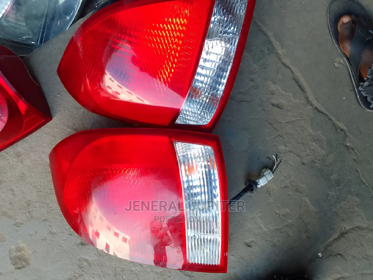 Hyundai Elantra 2002 Tail Light Pair.
