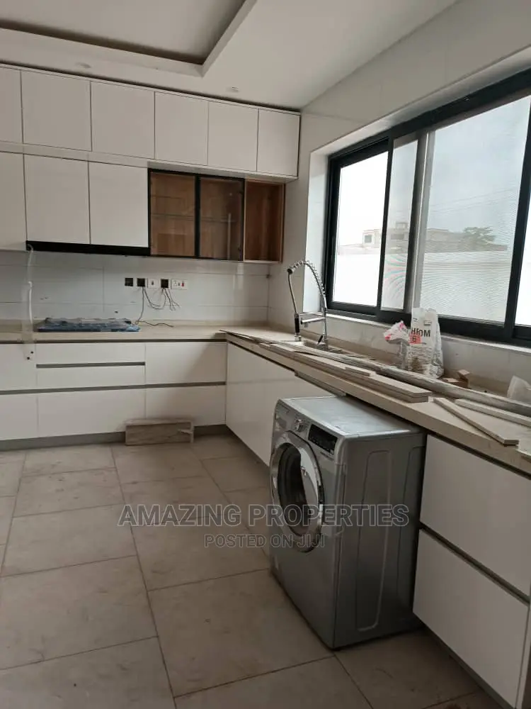 5bdrm House in 5 Bedroom Self for Sale