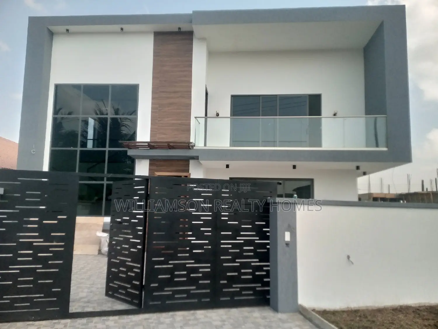 5bdrm Mansion in Community 20, Spintex for Sale