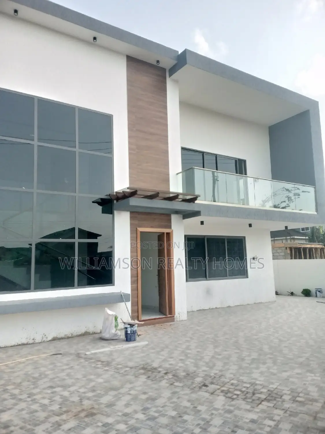 5bdrm Mansion in Community 20, Spintex for Sale