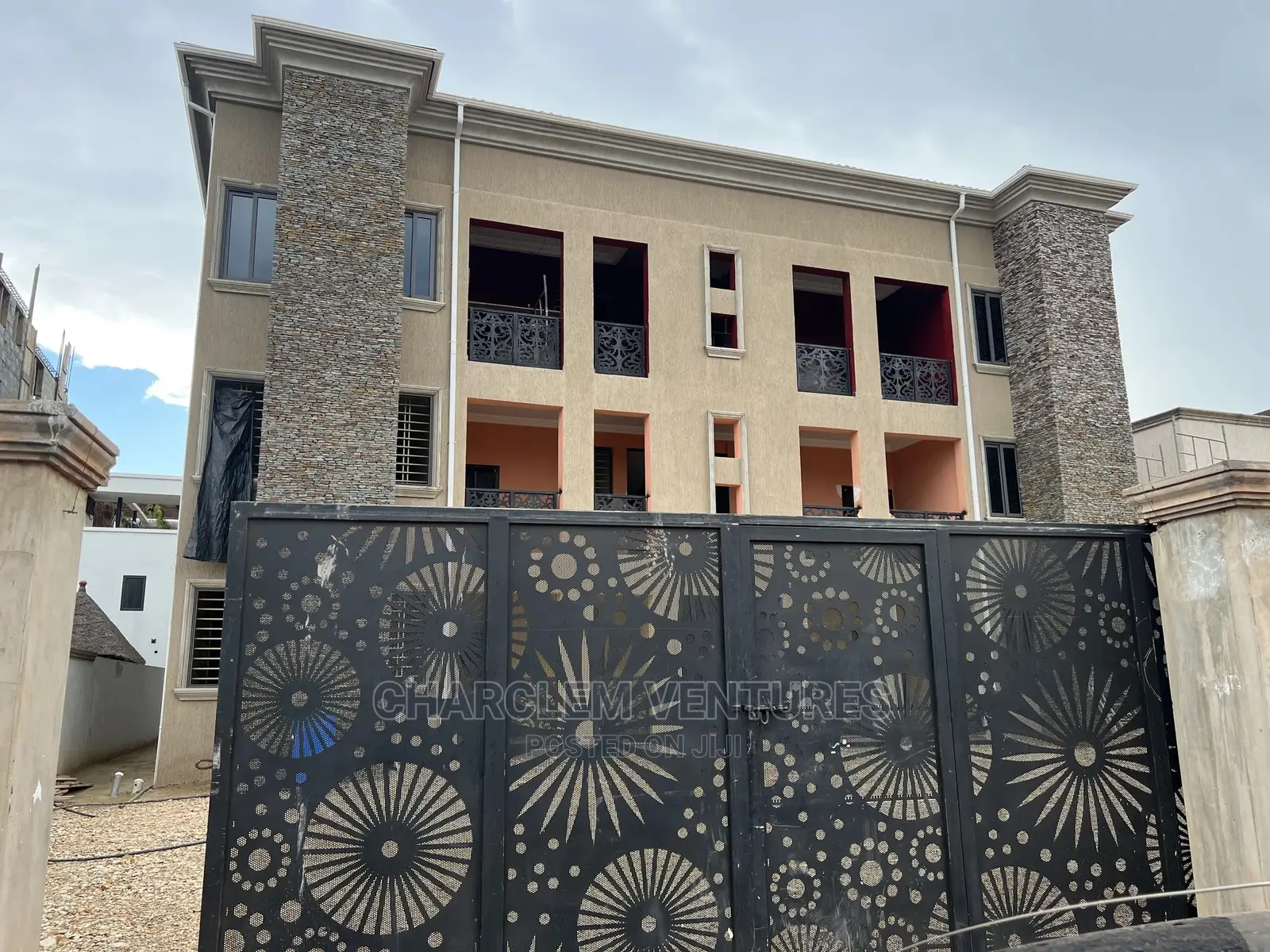 10bdrm Apartment in Oyarifa for Sale