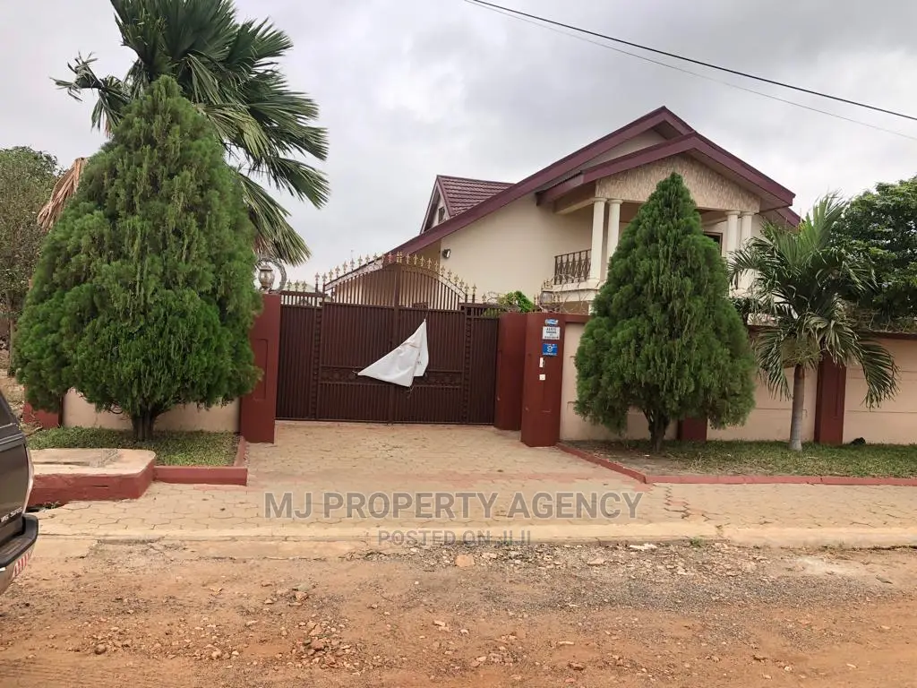 6bdrm House in Community 22, Tema Metropolitan for sale