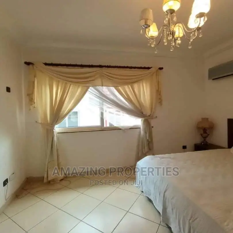 5bdrm House in 5 Bed House With a 3, East Legon for Sale