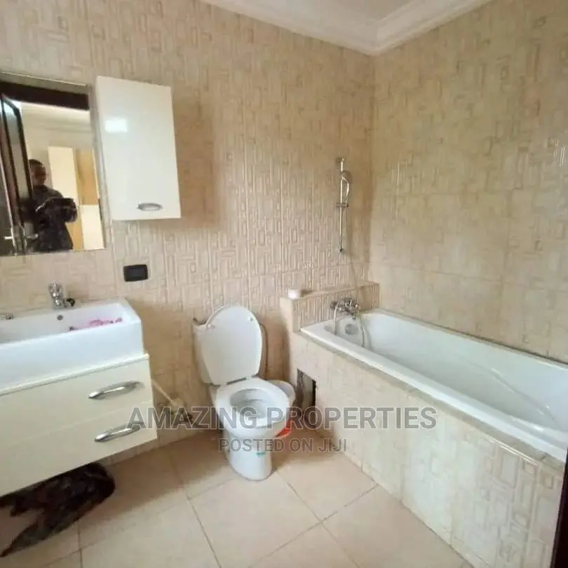 5bdrm House in 5 Bed House With a 3, East Legon for Sale