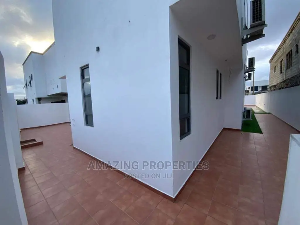4bdrm House in 4 Bedroom House East for Sale