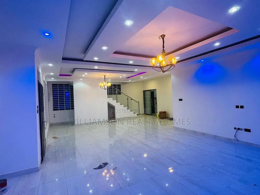 6bdrm House in Community 20 Estate, Spintex for Sale