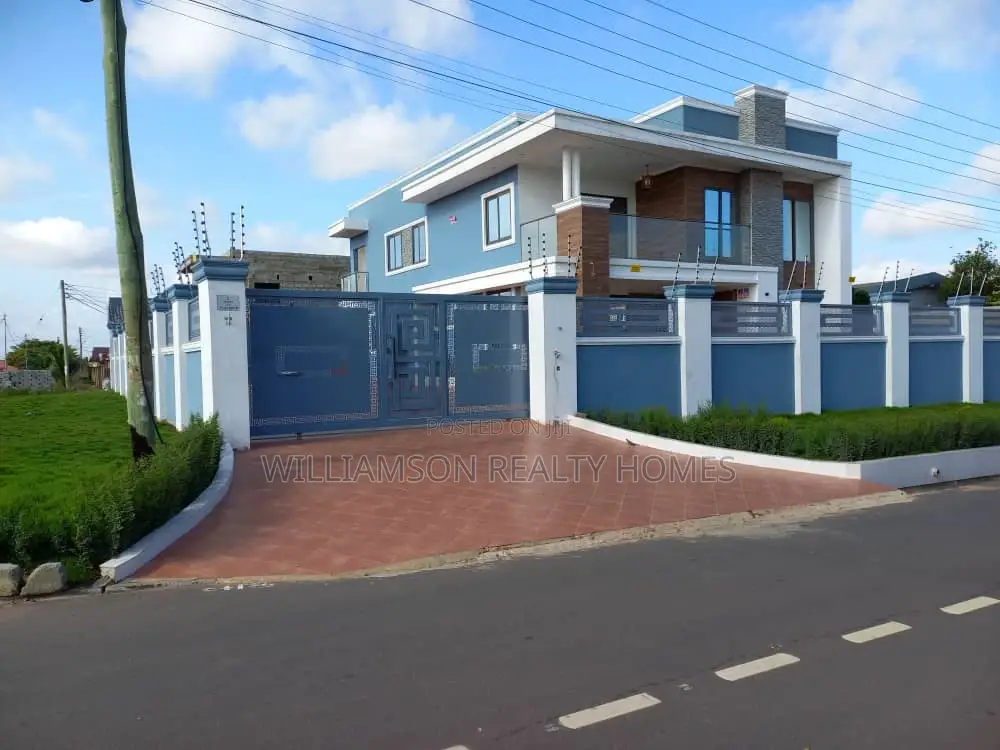 6bdrm House in Community 20 Estate, Spintex for Sale