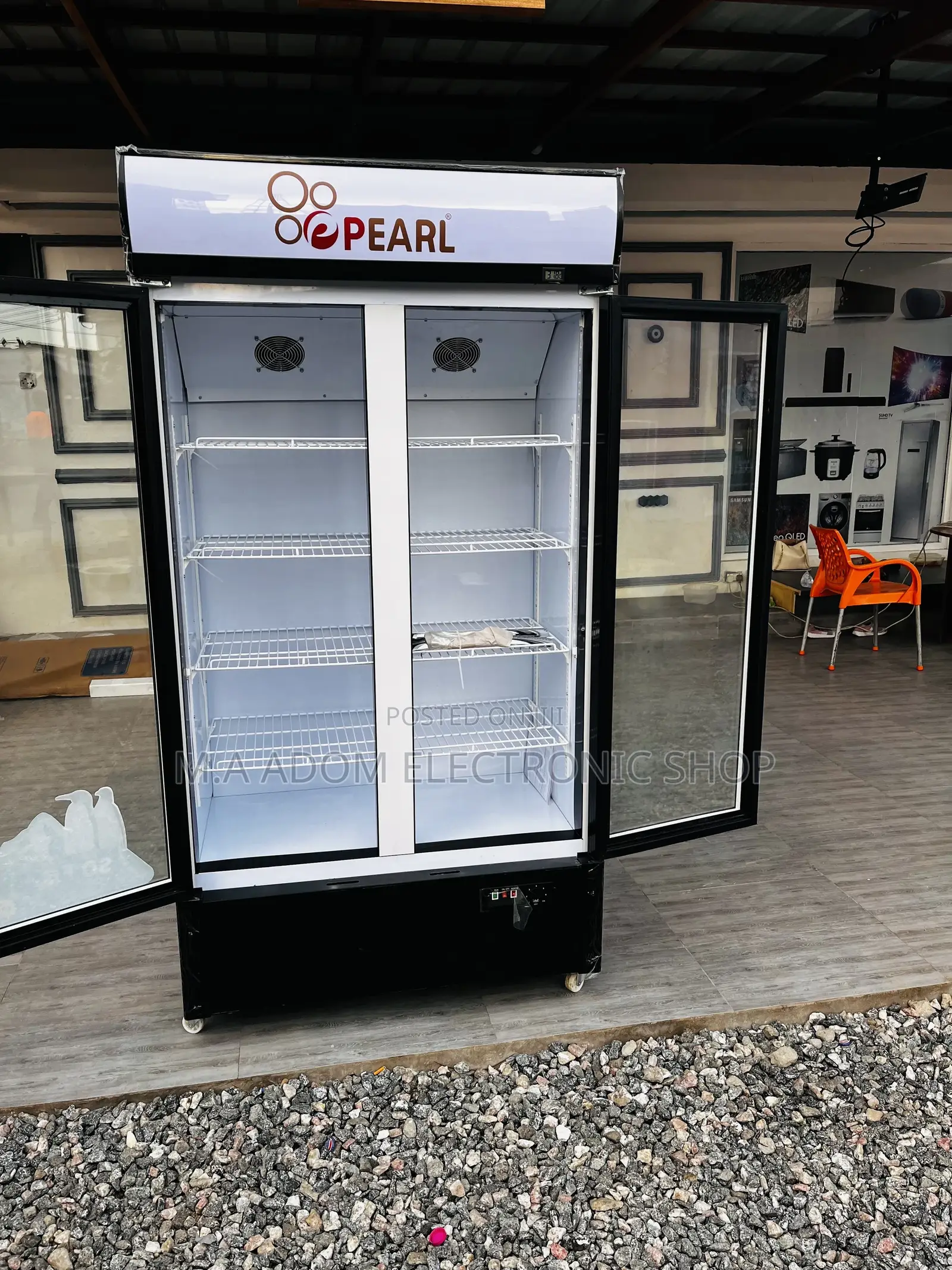 Very Durable Showcase Fridge for All Your Beverages
