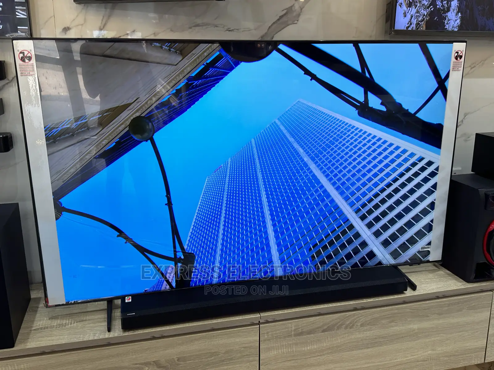 Perfect and Elegant Design Samsung UHD 65AU8000 Tv