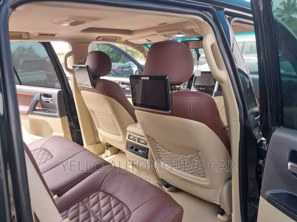 RENT Toyota Landcruiser V8