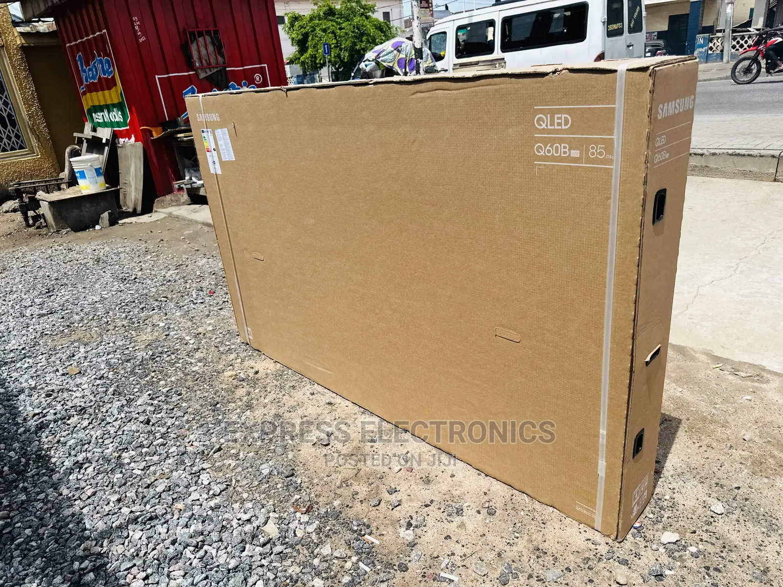 Sleek and Slim Look  UHD QLED Samsung 85Q60B Smart