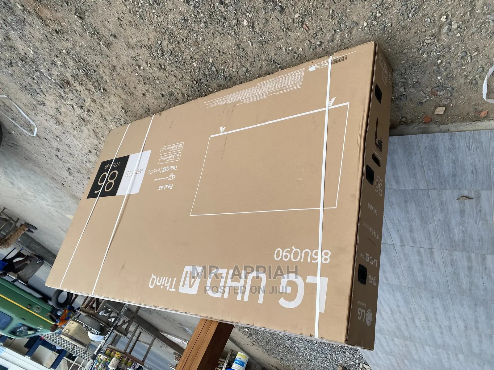 LG UHD With Sleek and Slim Design With Crescent (86UP80006)