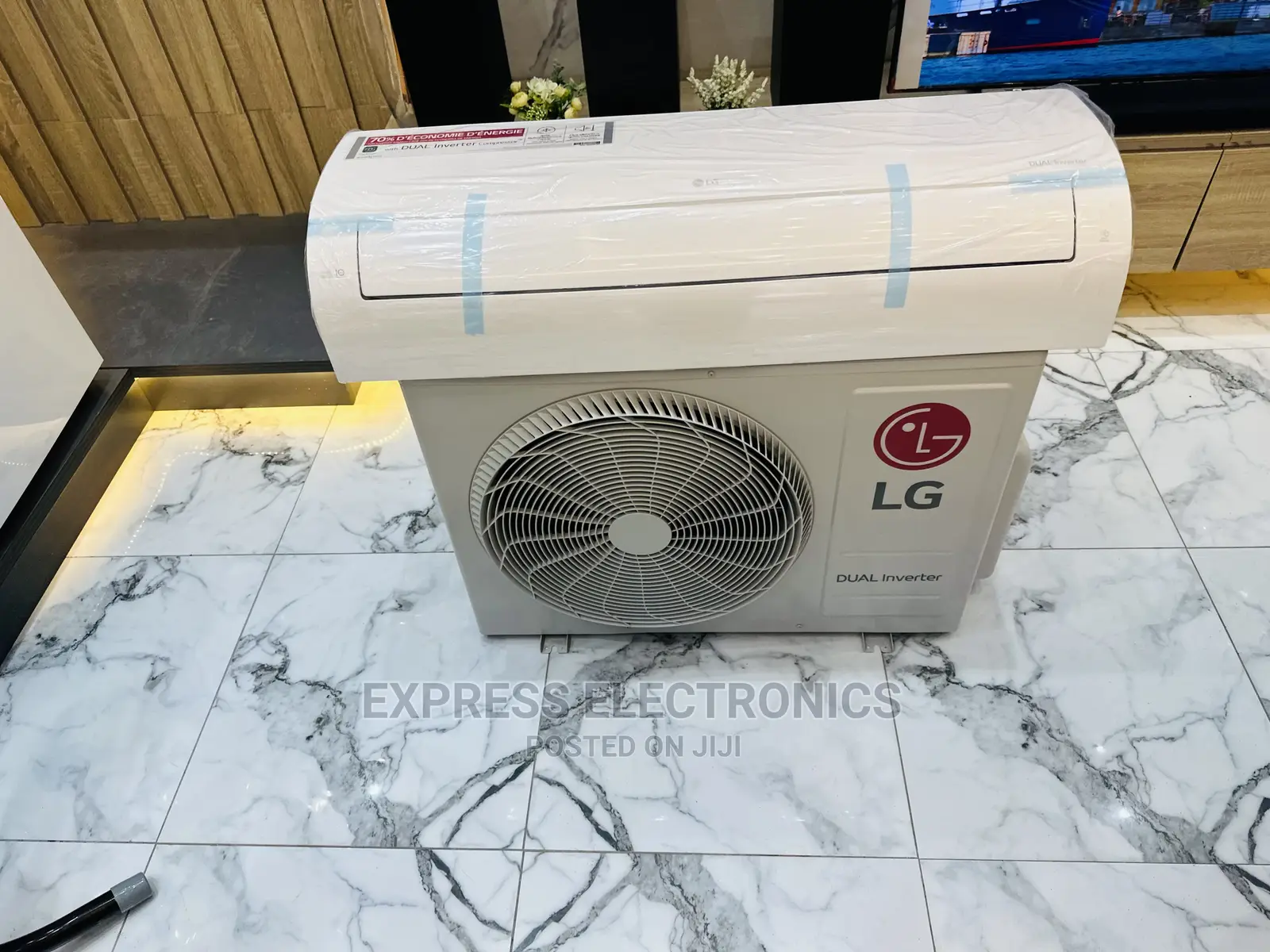 Simple and Slim De LG 2.5hp Split Inverter Dualcool AC
