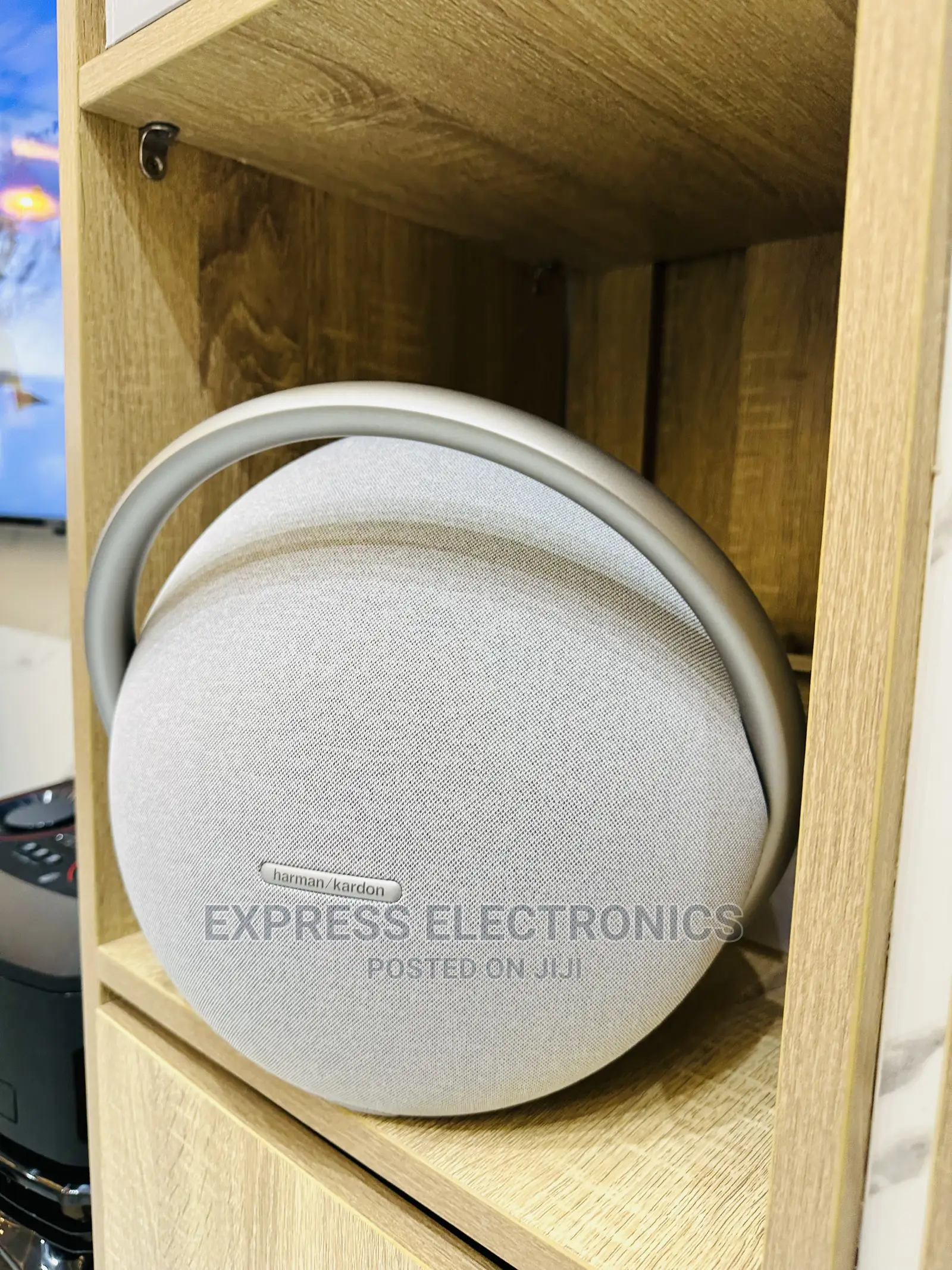 Bluetooth Streaming for Up to 8 Hours Onyx 8 Speaker