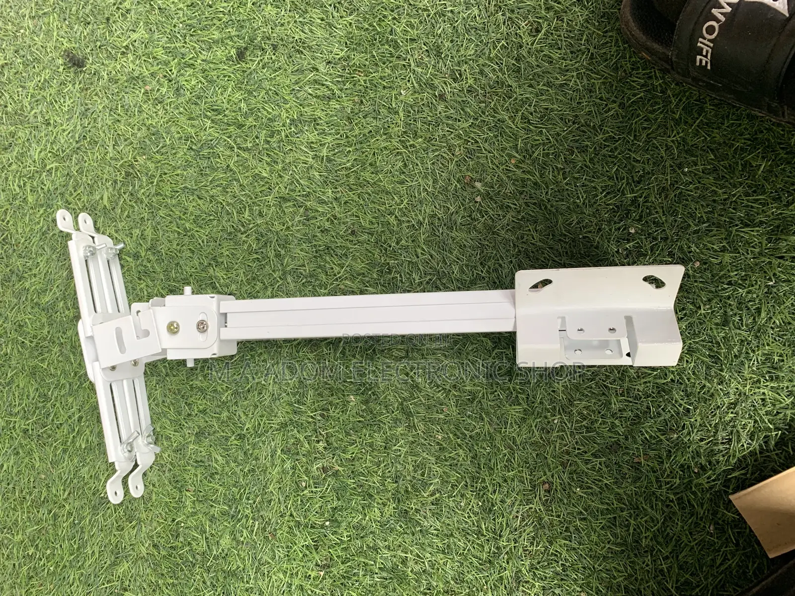 Projector Wall Mount for Easy Mounting of Projectors