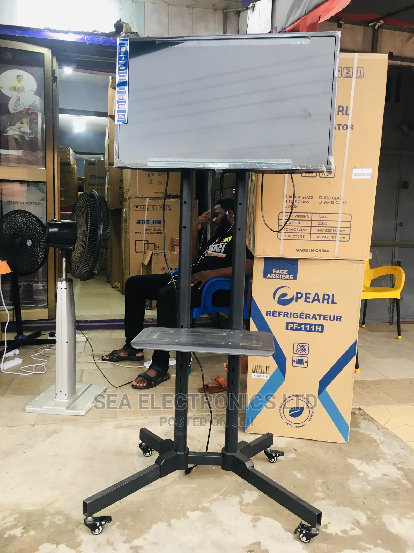Trolley for 32-70" Tv With Shelf
