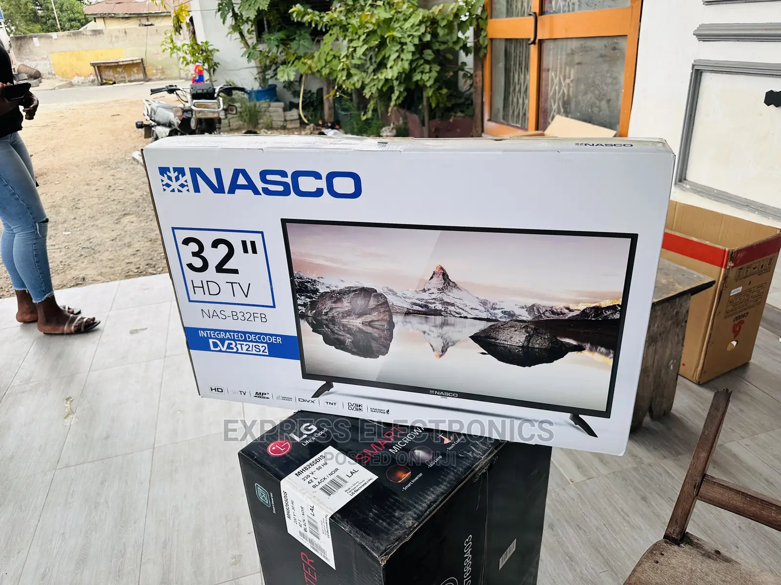 Glossy Black Slim Nasco Satellite Digital 32” Tv