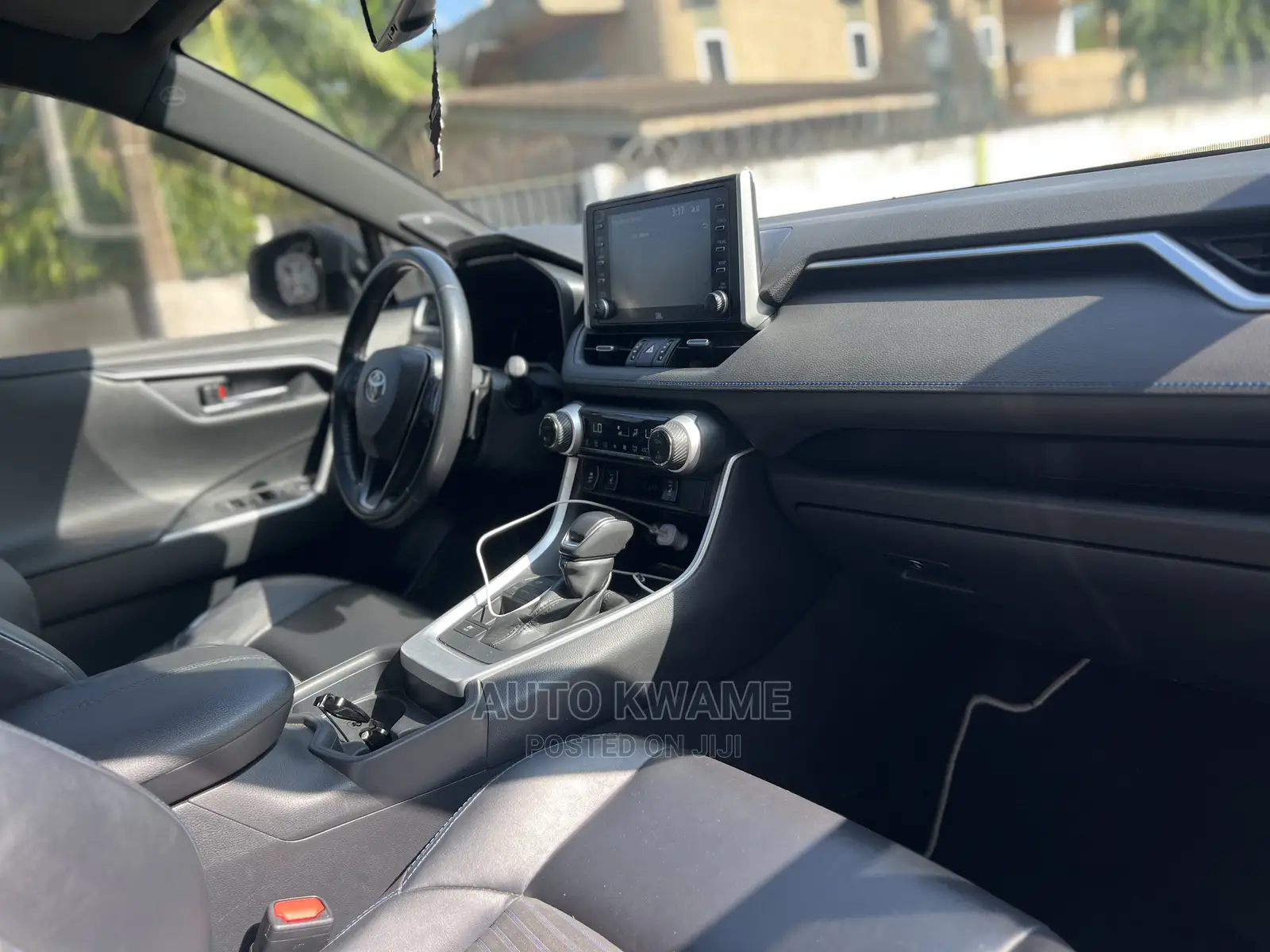 Toyota RAV4 XLE Premium FWD 2019 White