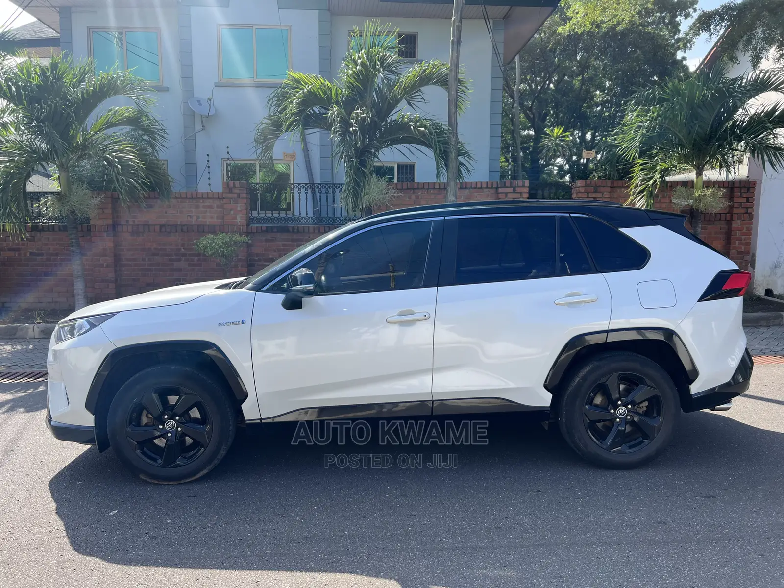 Toyota RAV4 XLE Premium FWD 2019 White