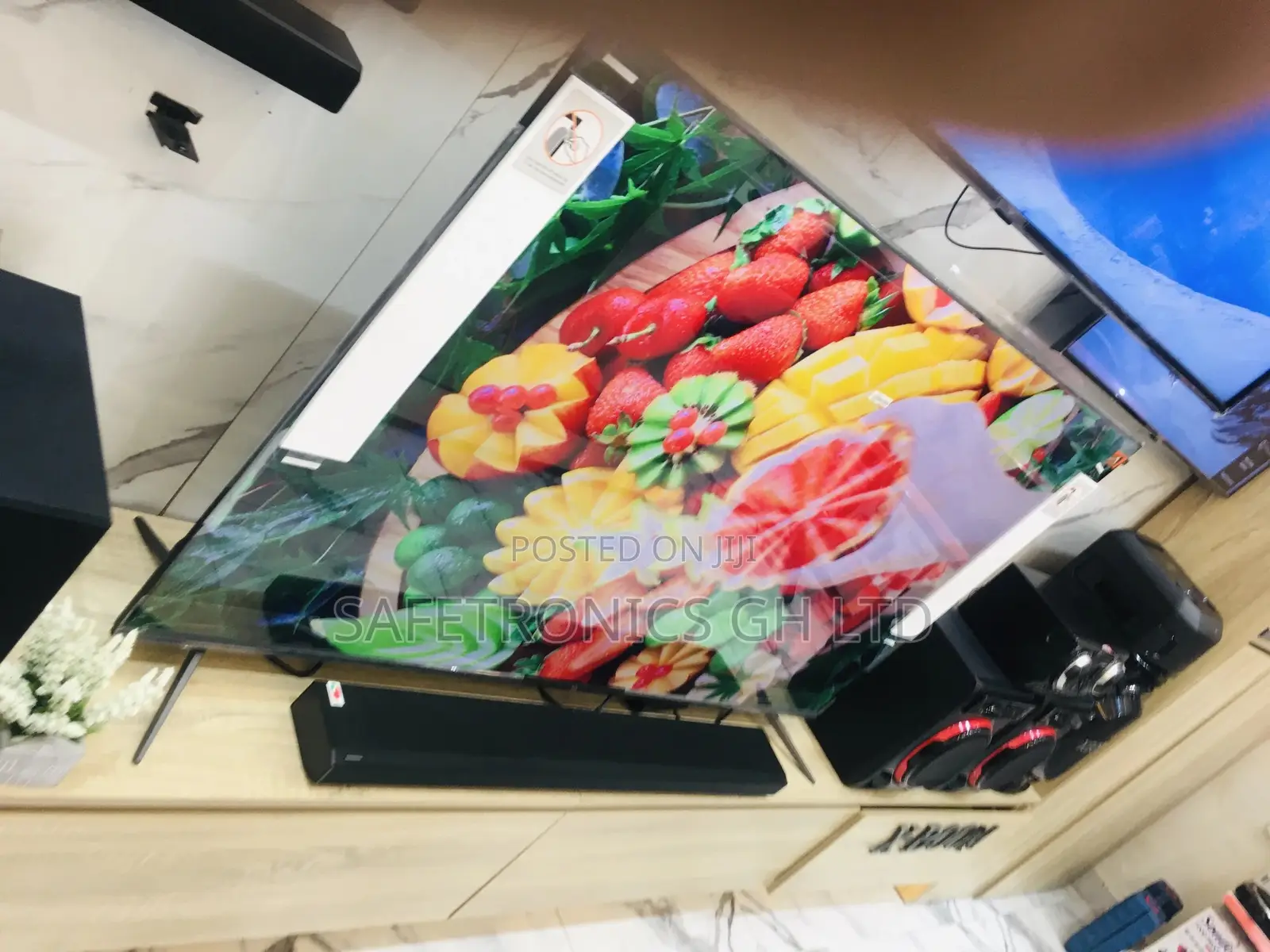 Unique Design UQ81 Lg Glossy 65 Inches Smart Tv